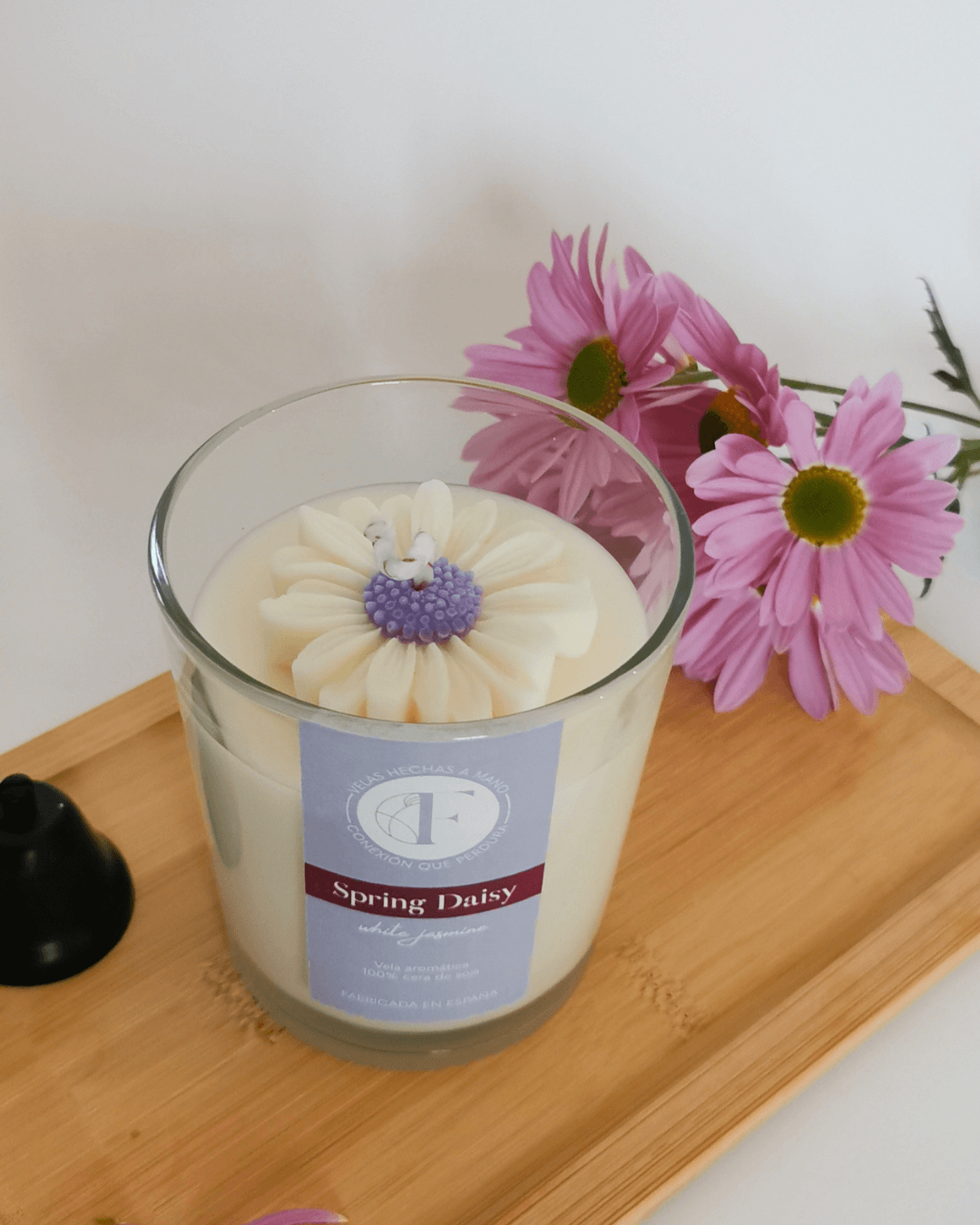 Vela aromática decorativa con margarita en color blanco y lila