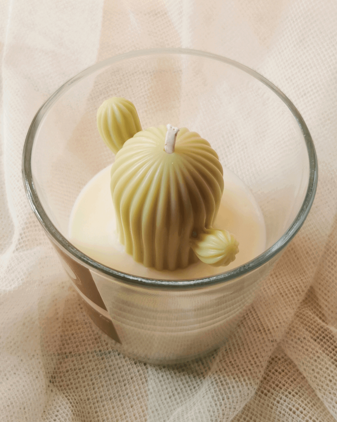 Vela en forma de cactus. Vela aromática. Vela con aroma a fresh cotton y green tea. Vela con aroma a flor de algodón y té verde. Velas que huelen mucho.