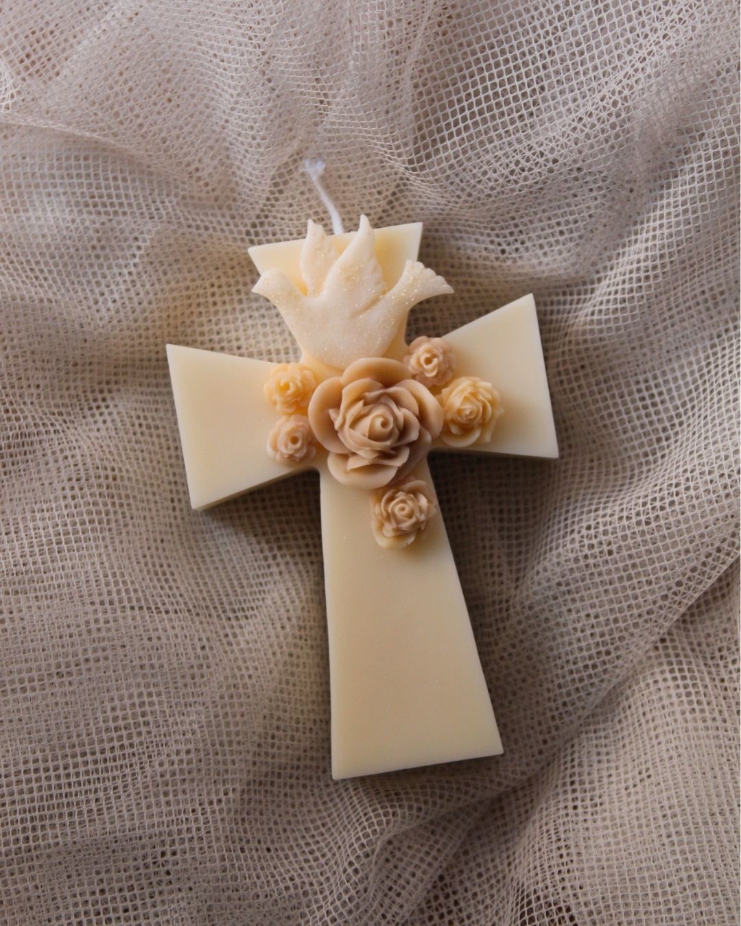 Vela decorativa cruz con flores